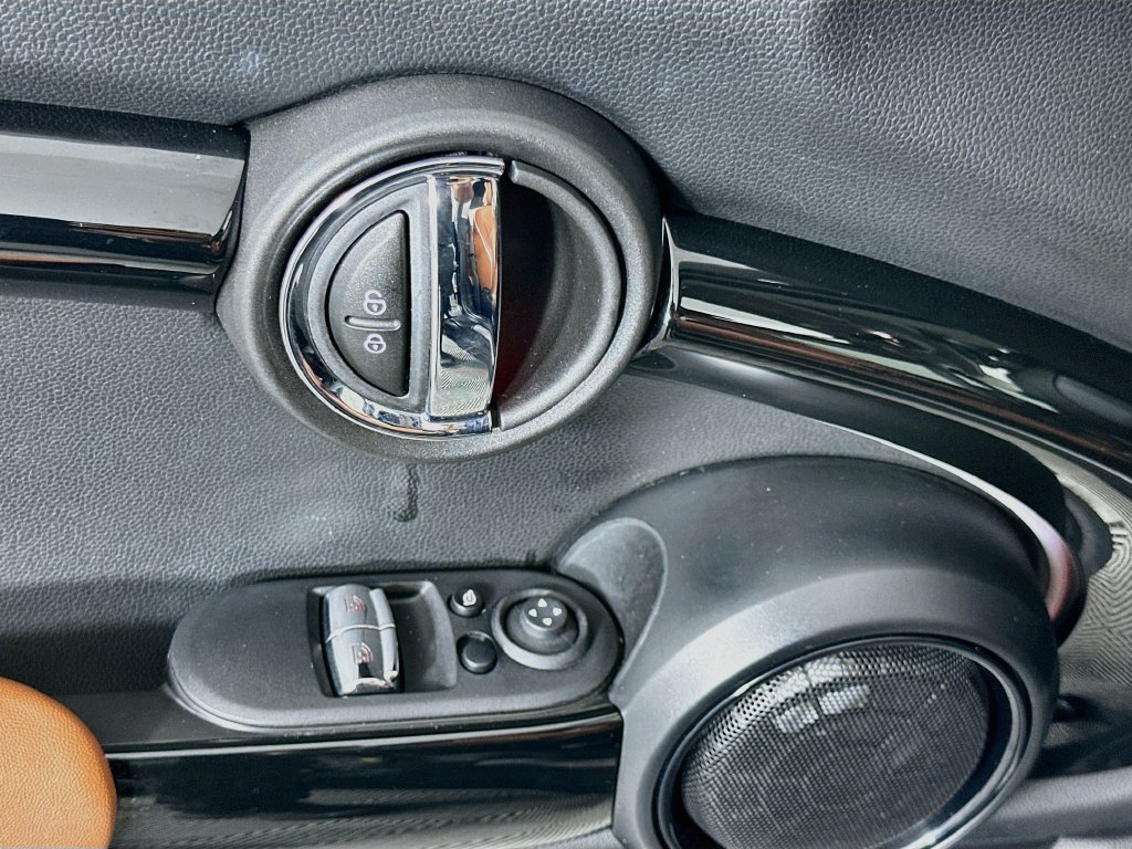 Used 2024 MINI Cooper SE FWD image 18