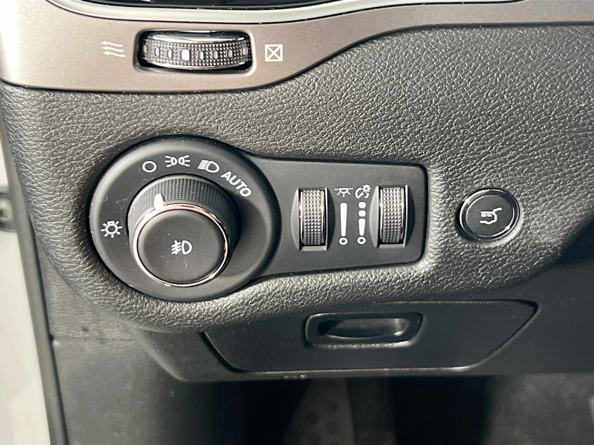 Used 2022 Jeep Cherokee Limited w/ Mopar Interior Package image 10