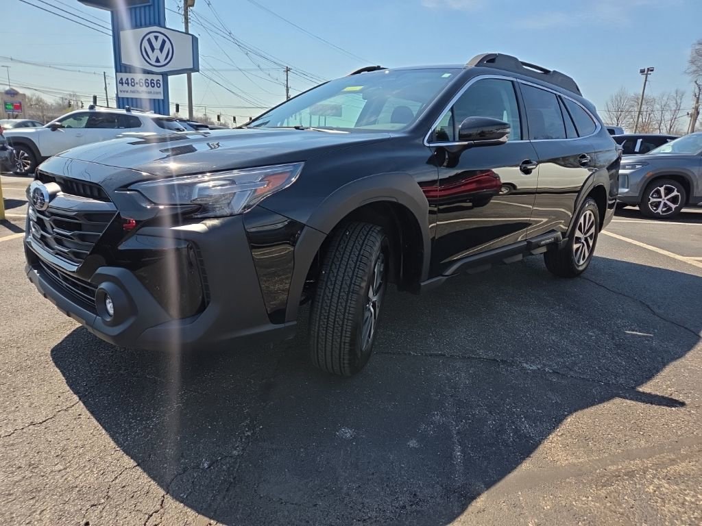 Used 2025 Subaru Outback Premium AWD/4WD image 3