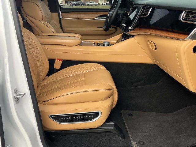 Used 2023 Jeep Grand Wagoneer Series III AWD/4WD image 27