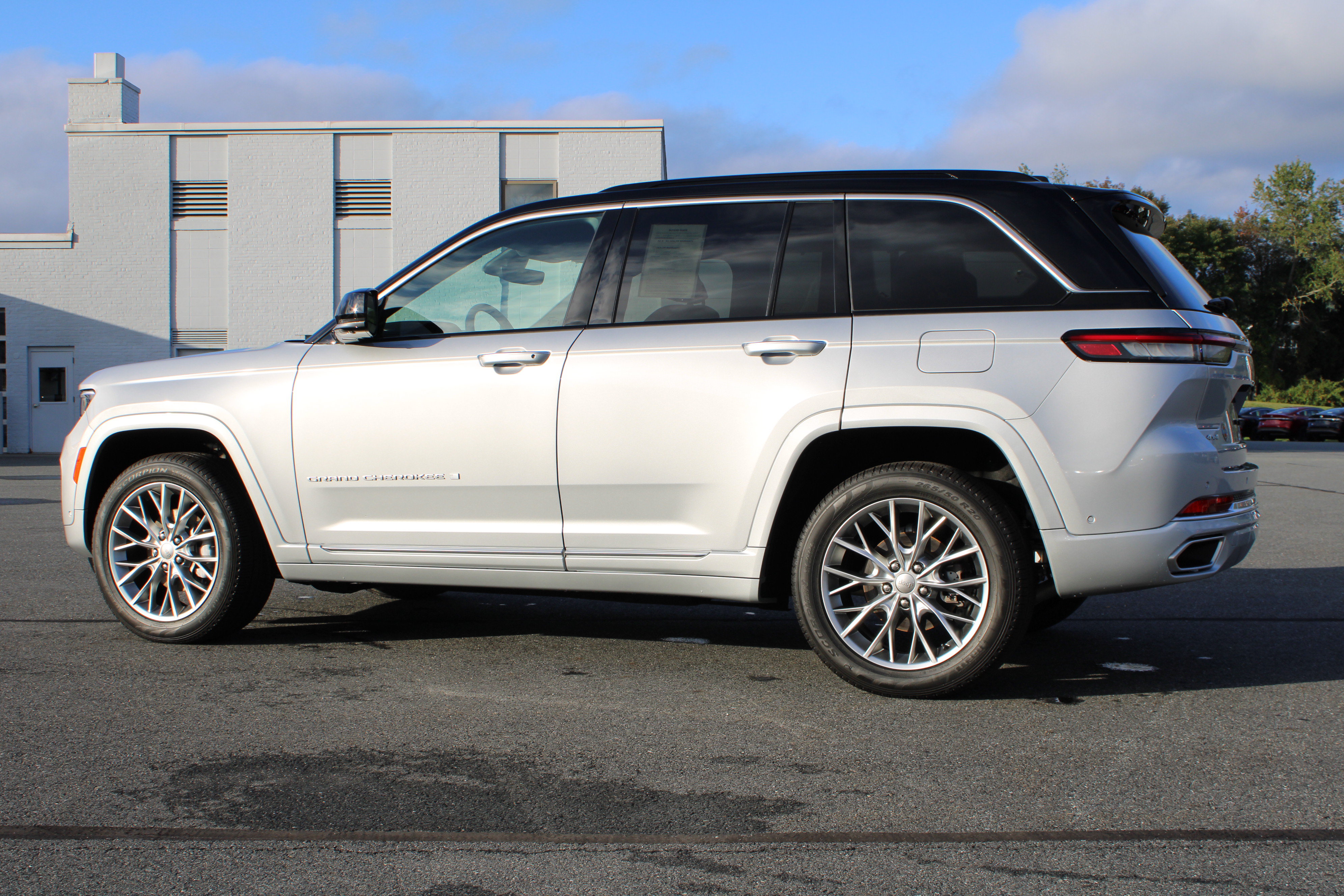 Used 2025 Jeep Grand Cherokee Summit w/ Luxury Tech Group V AWD/4WD image 14