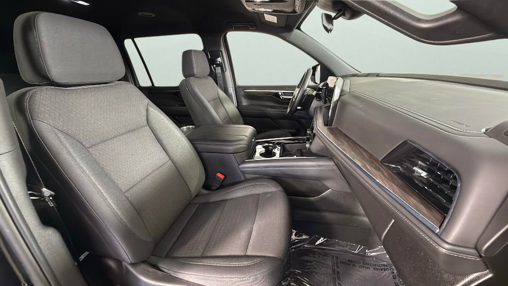 Used 2025 Chevrolet Suburban LS image 37