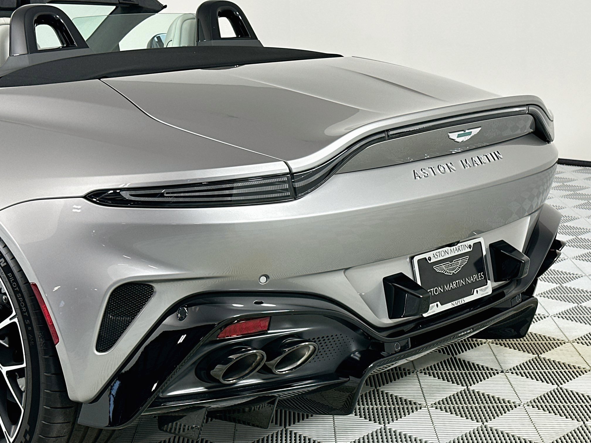 Used 2026 Aston Martin V8 Vantage Coupe RWD image 8
