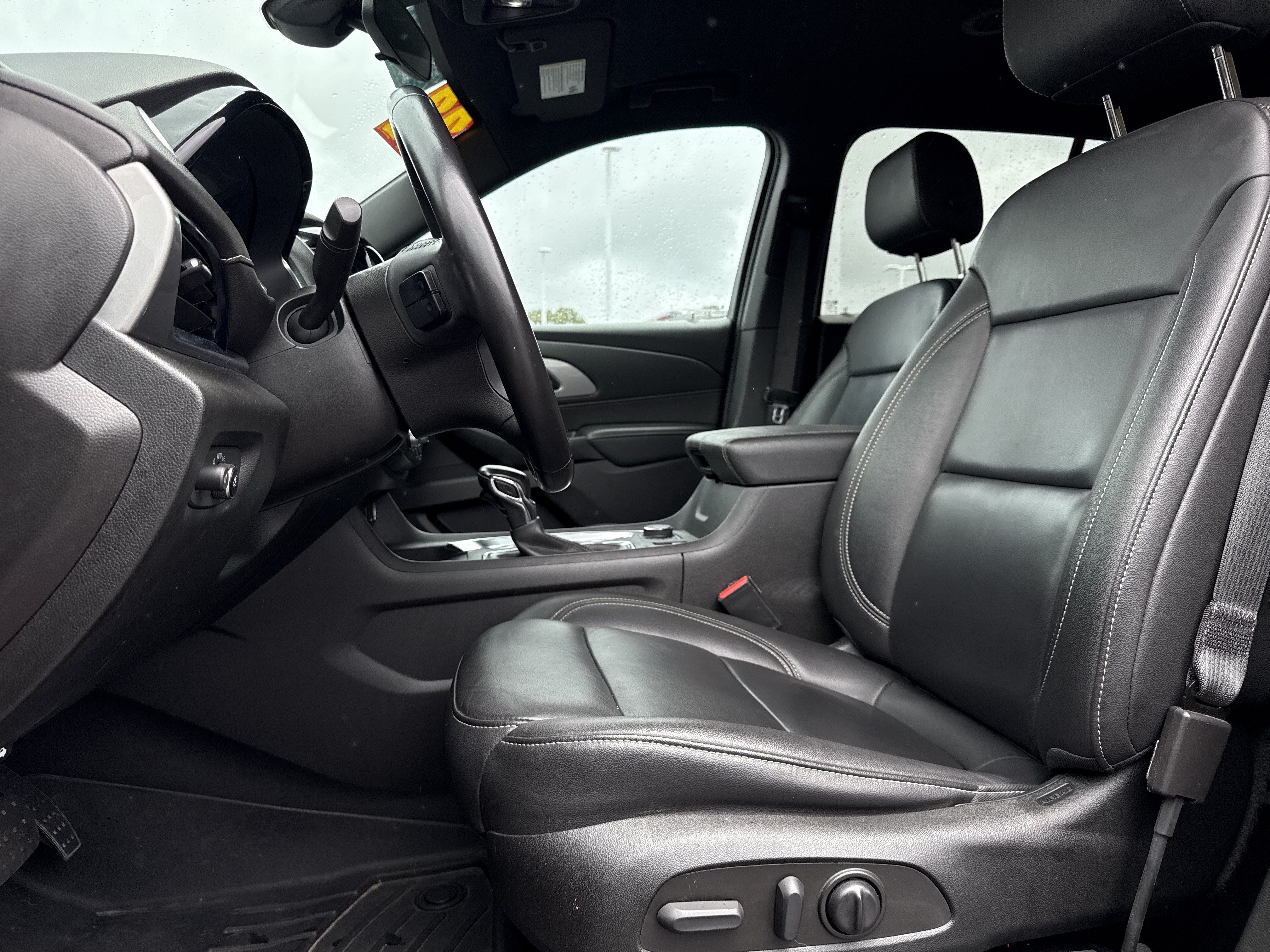Used 2022 Chevrolet Traverse LT FWD image 16