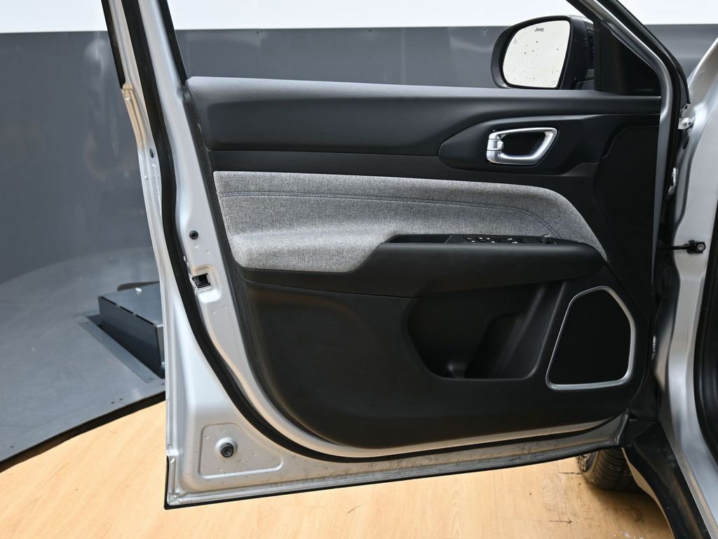 Used 2024 Jeep Compass Sport image 39