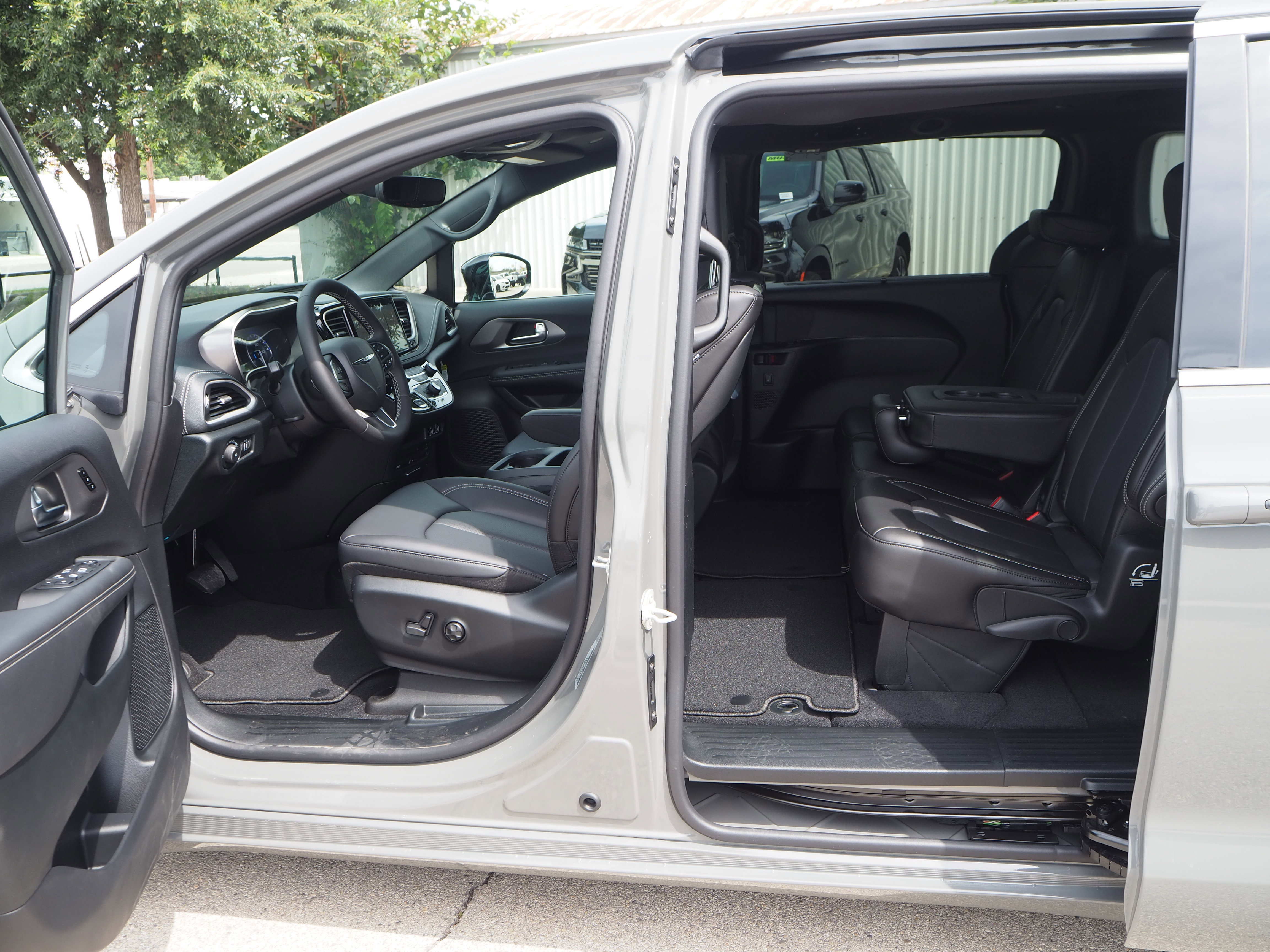 New 2025 Chrysler Pacifica Select w/ Uconnect Theater Family Group FWD image 15