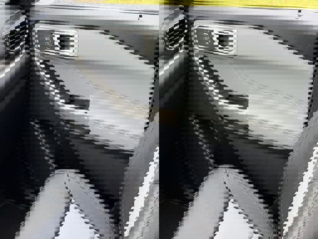 Certified 2022 Ford Explorer XLT w/ Equipment Group 202A image 34