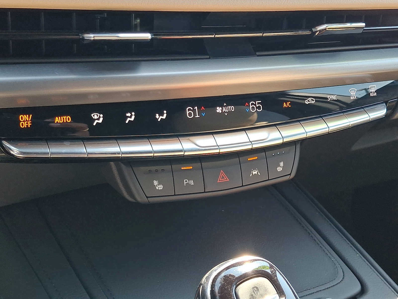Certified 2024 Cadillac XT4 Luxury w/ Cold Weather Package AWD/4WD image 15