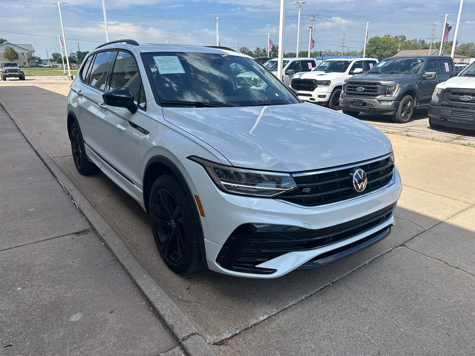 Used 2024 Volkswagen Tiguan SE R-Line AWD/4WD image 7