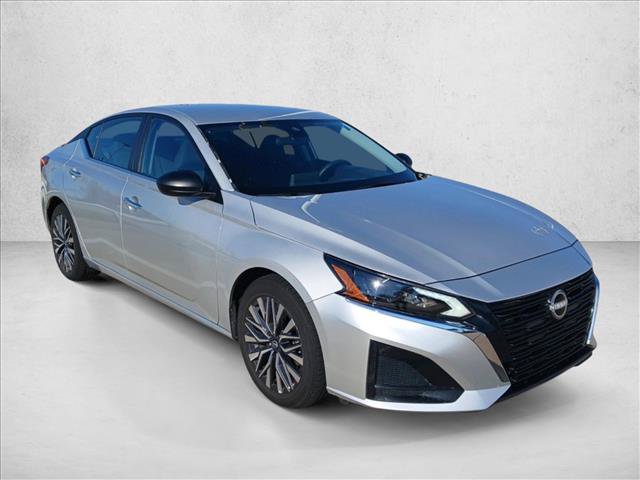 Used 2025 Nissan Altima 2.5 SV FWD image 3