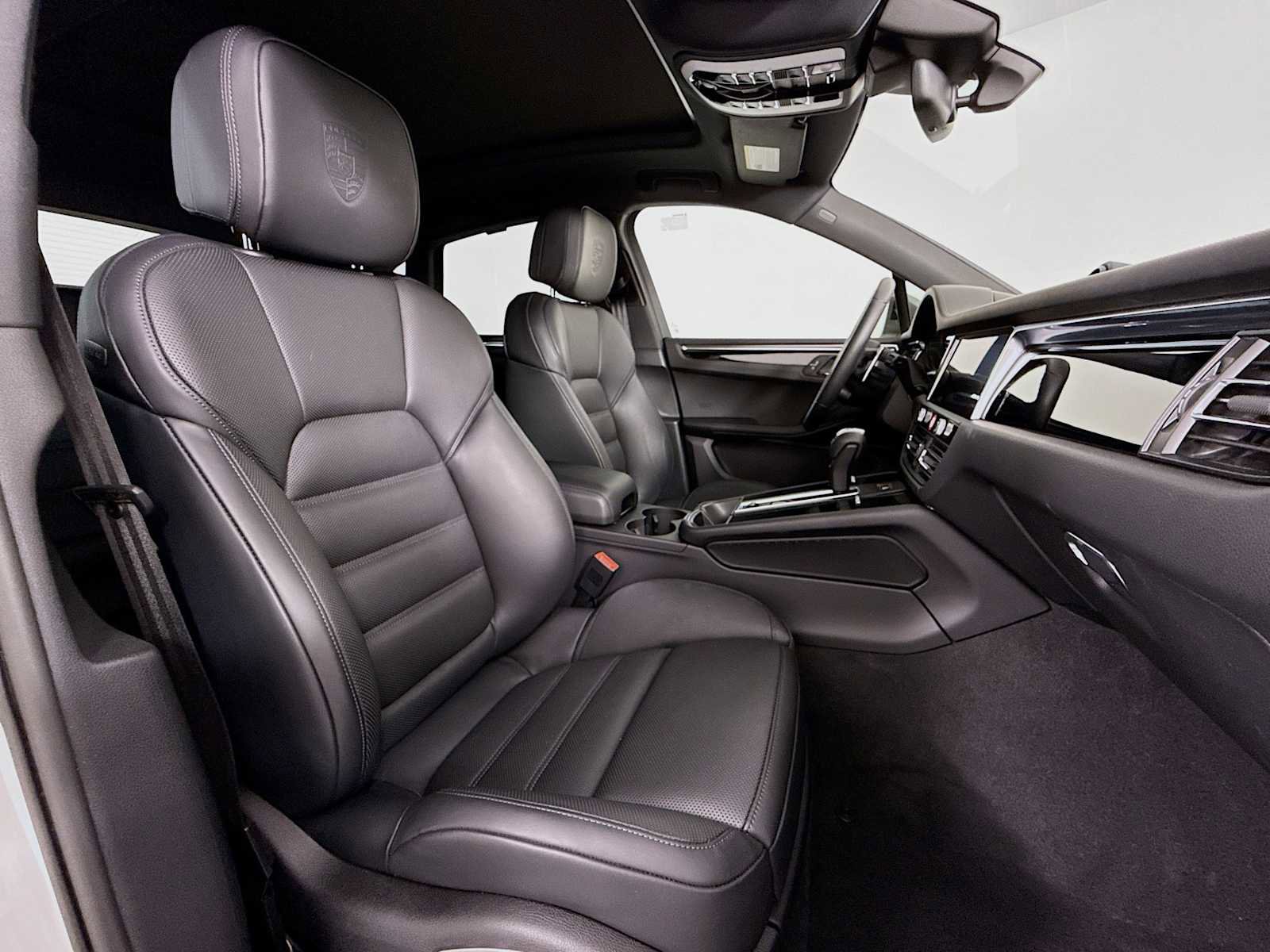 Certified 2025 Porsche Macan T image 30