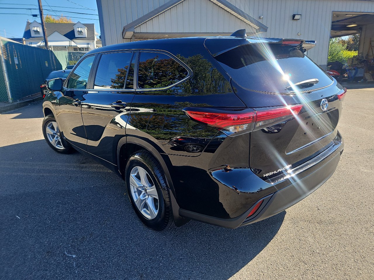 Used 2023 Toyota Highlander LE image 5