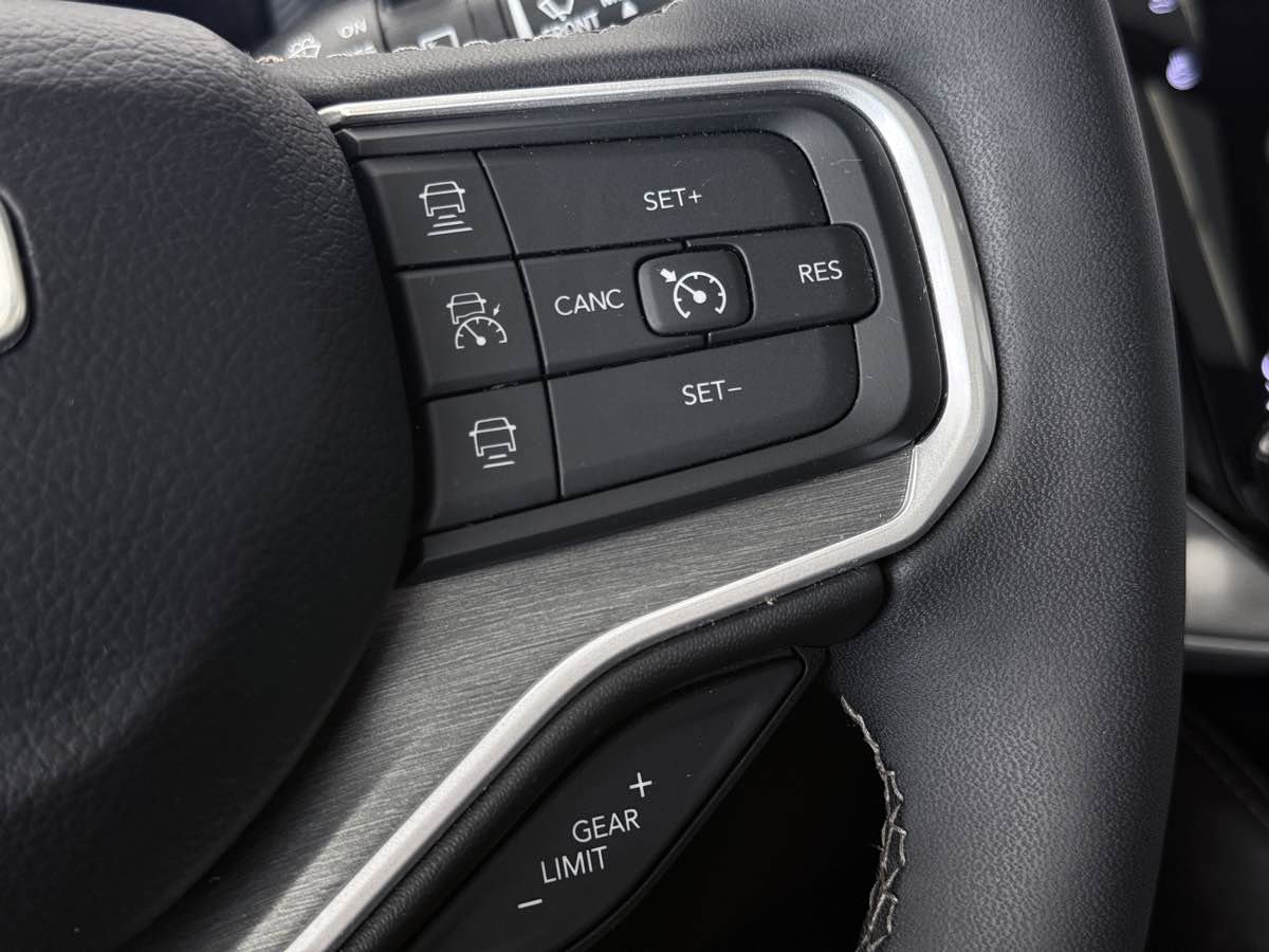 Used 2025 Jeep Wagoneer L Series III w/ Premium Group I AWD/4WD image 54