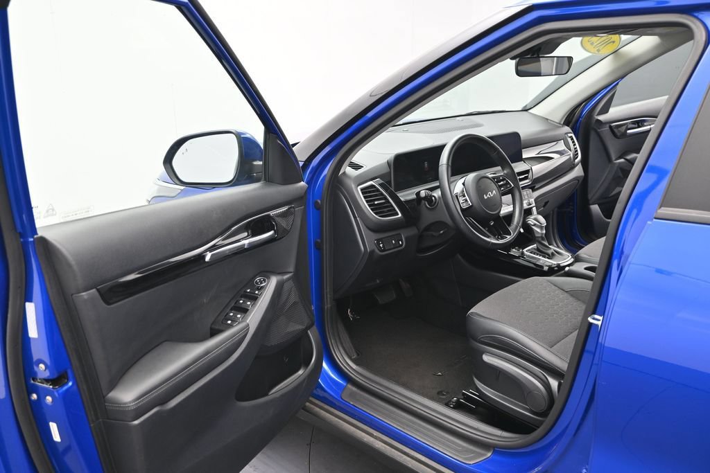 Used 2025 Kia Seltos S FWD image 12