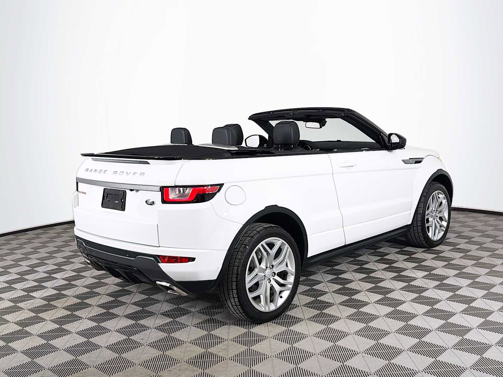 Used 2017 Land Rover Range Rover Evoque SE Dynamic image 31