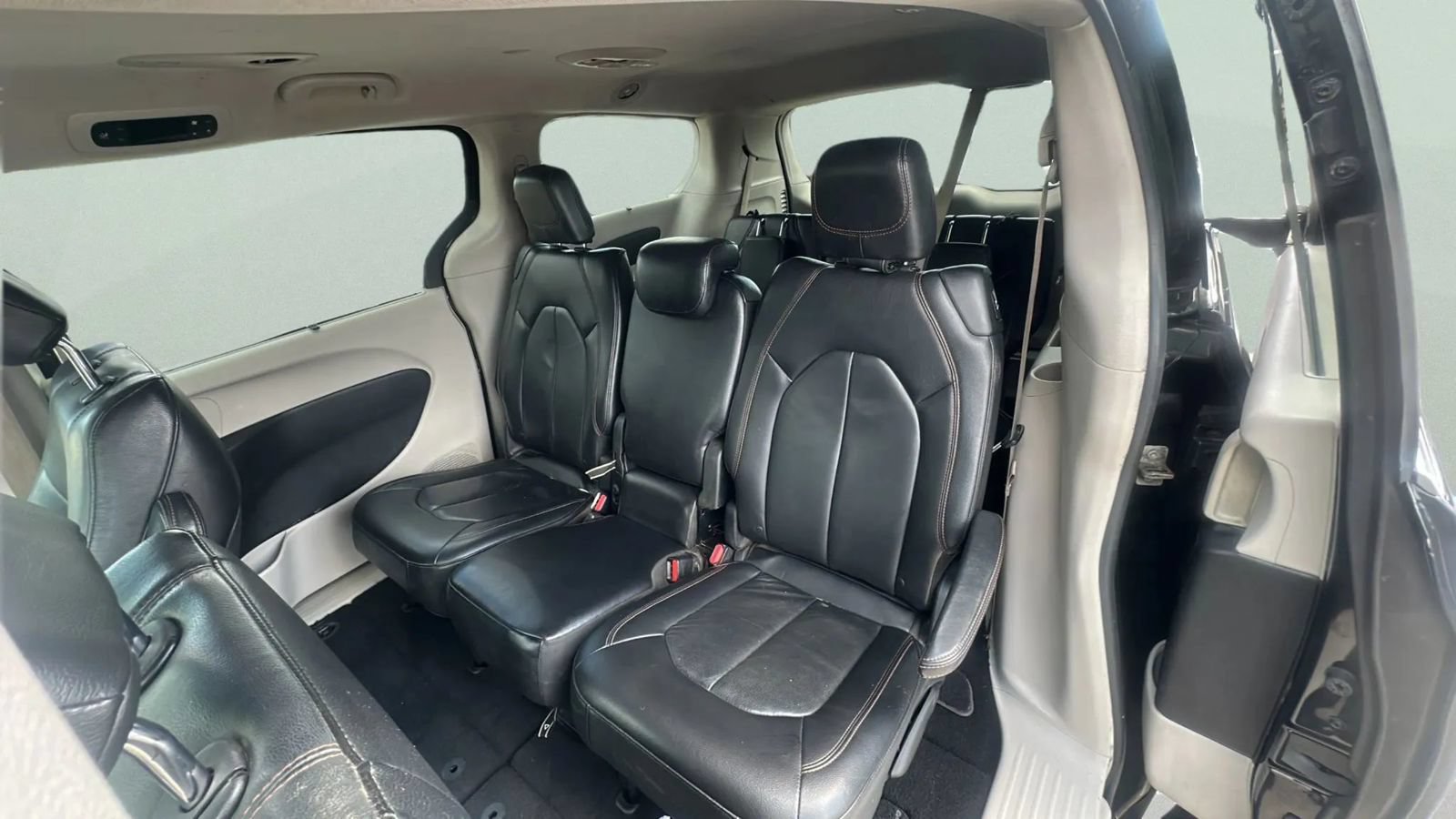 Used 2017 Chrysler Pacifica Touring-L FWD image 23
