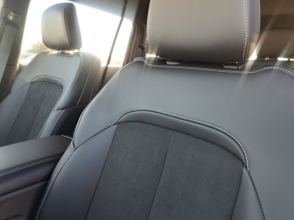 New 2025 Jeep Grand Cherokee L Laredo image 17