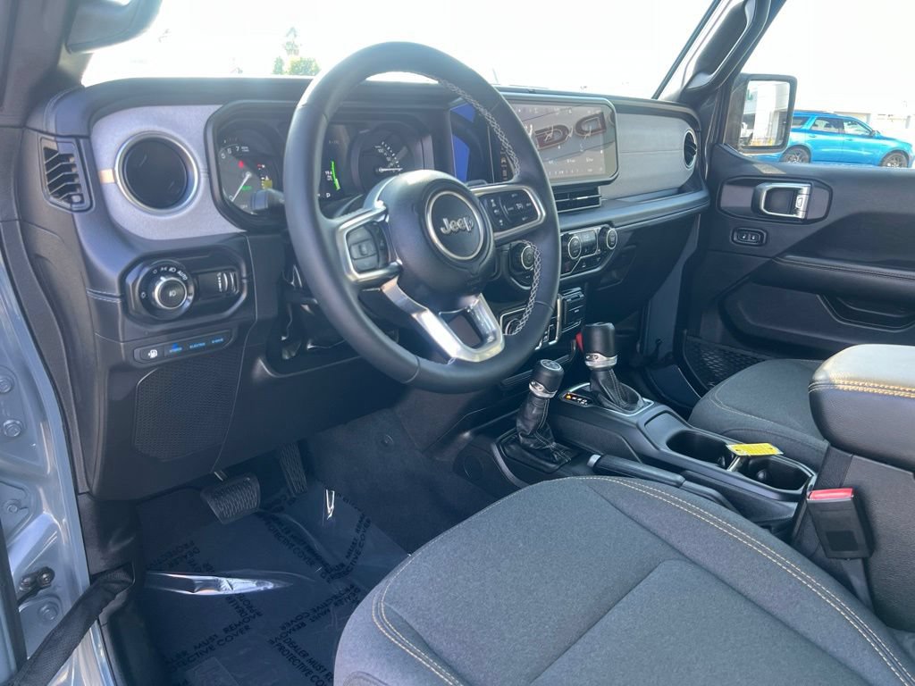 Used 2025 Jeep Wrangler Unlimited Sahara AWD/4WD image 18