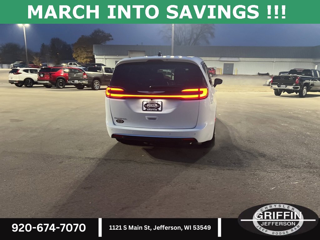 New 2026 Chrysler Pacifica Select image 11