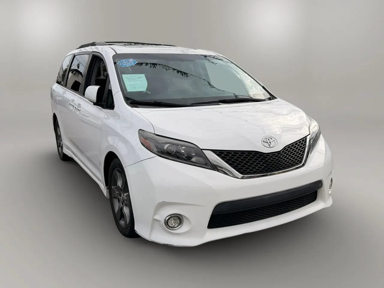 Used 2015 Toyota Sienna SE w/ SE Preferred Package FWD image 3