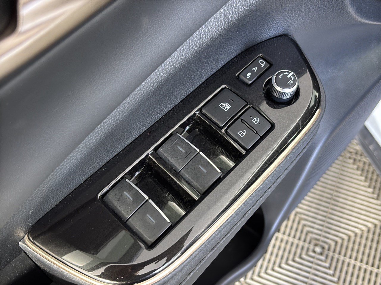 Used 2025 Toyota Crown Platinum AWD/4WD image 15