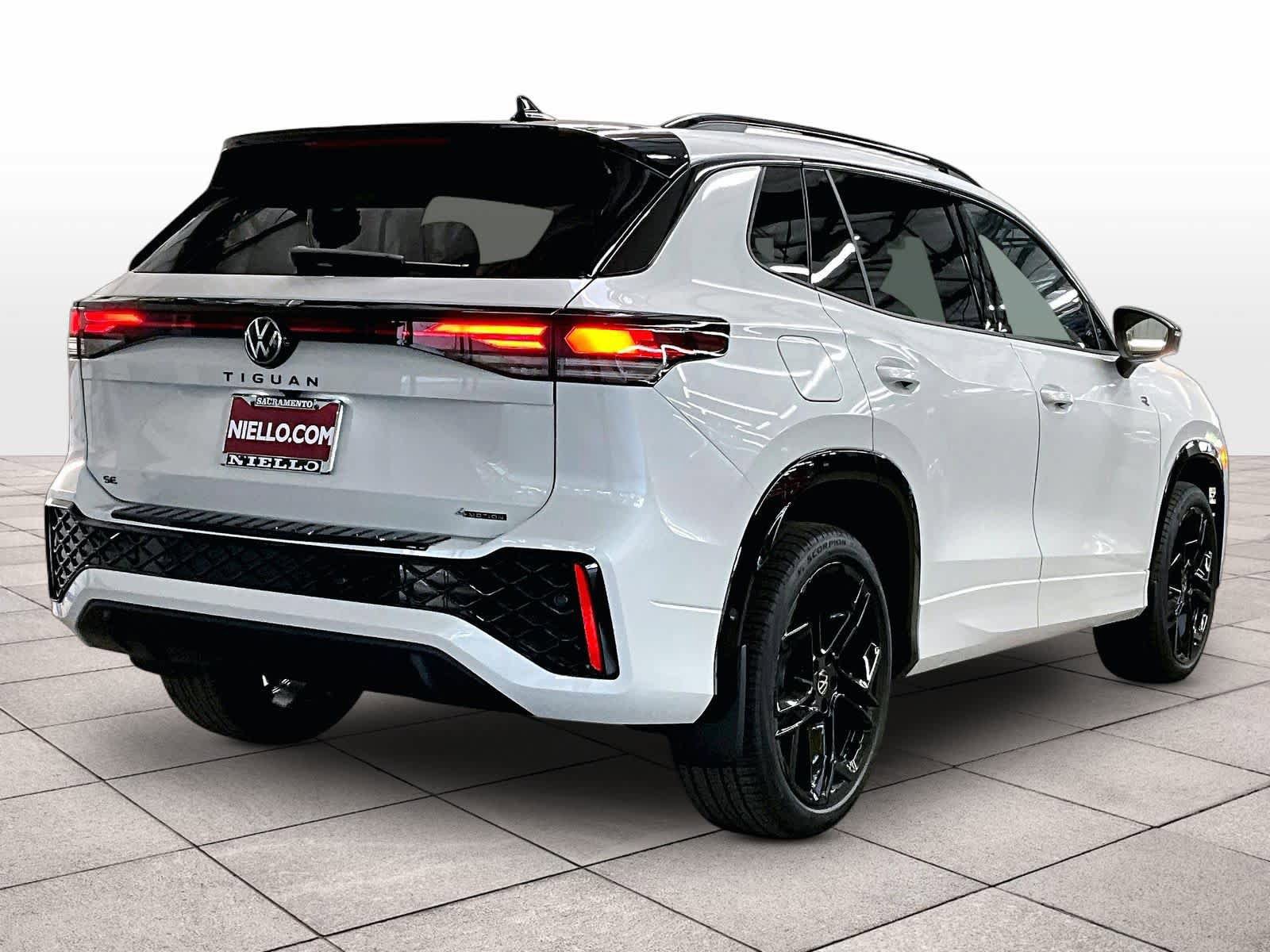 New 2026 Volkswagen Tiguan SE R-Line AWD/4WD image 4