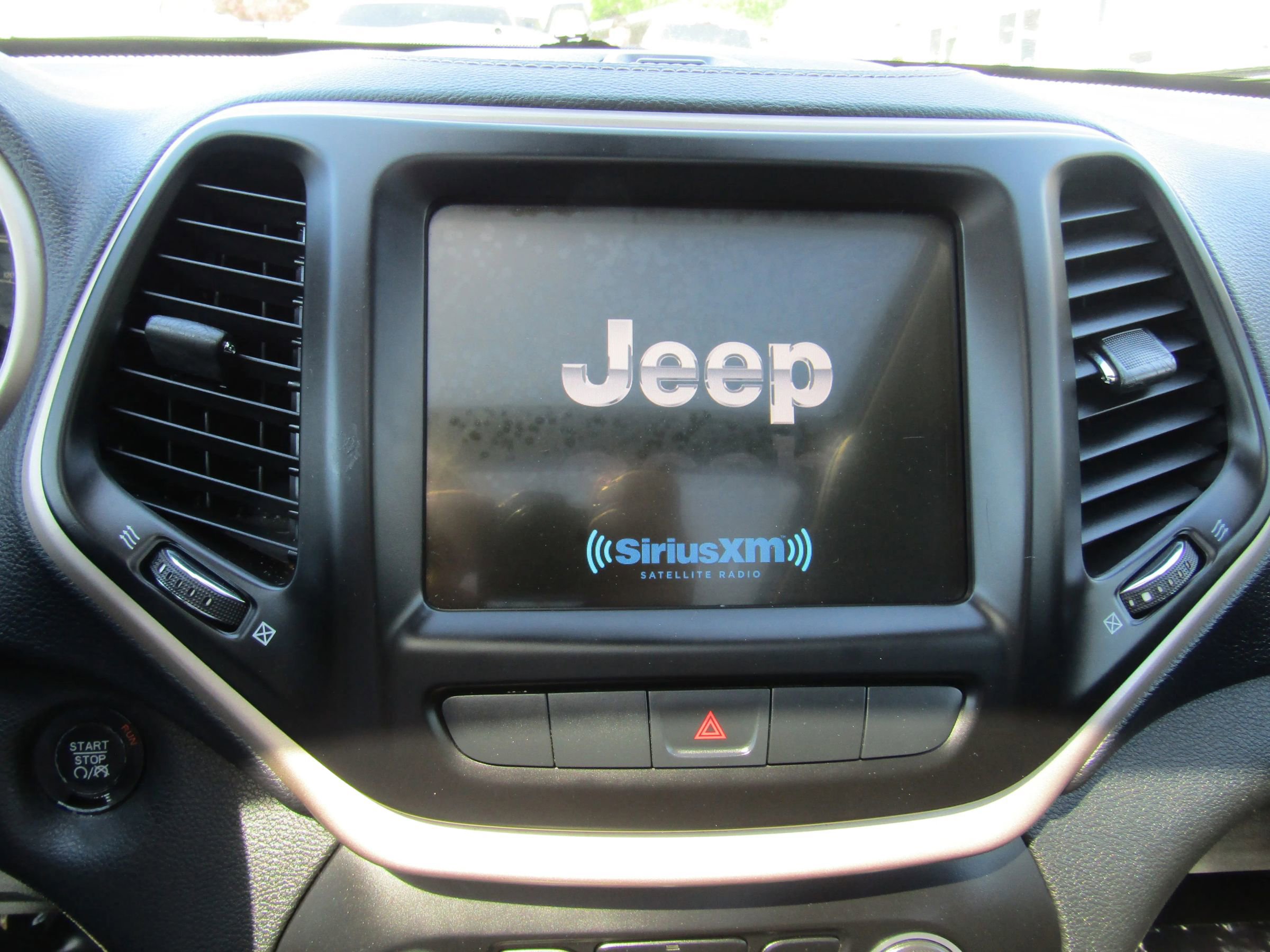 Used 2015 Jeep Cherokee Limited image 25