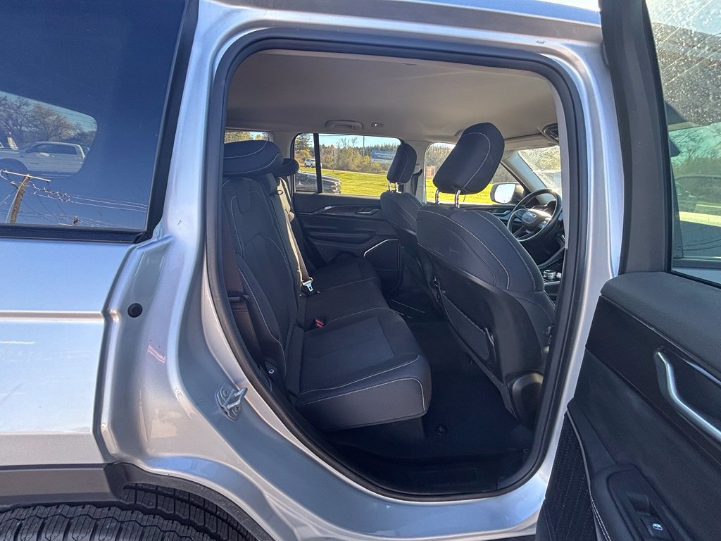 Used 2022 Jeep Grand Cherokee Laredo w/ Luxury Tech Group I AWD/4WD image 42