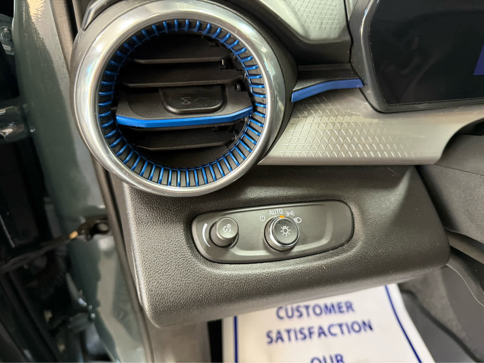 Used 2025 Chevrolet Trax LT w/ Driver Confidence Package image 11