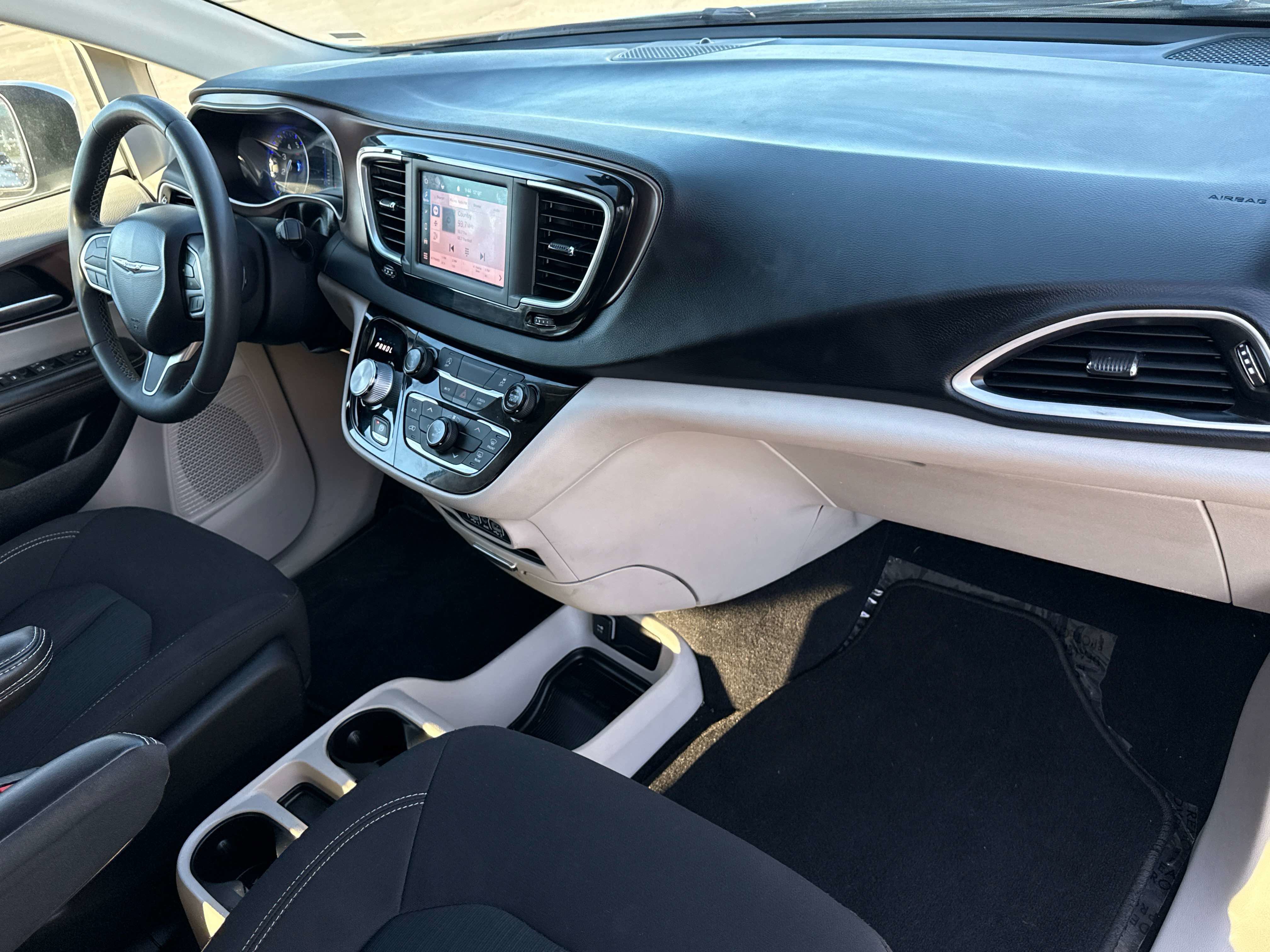 Used 2022 Chrysler Voyager LX image 19