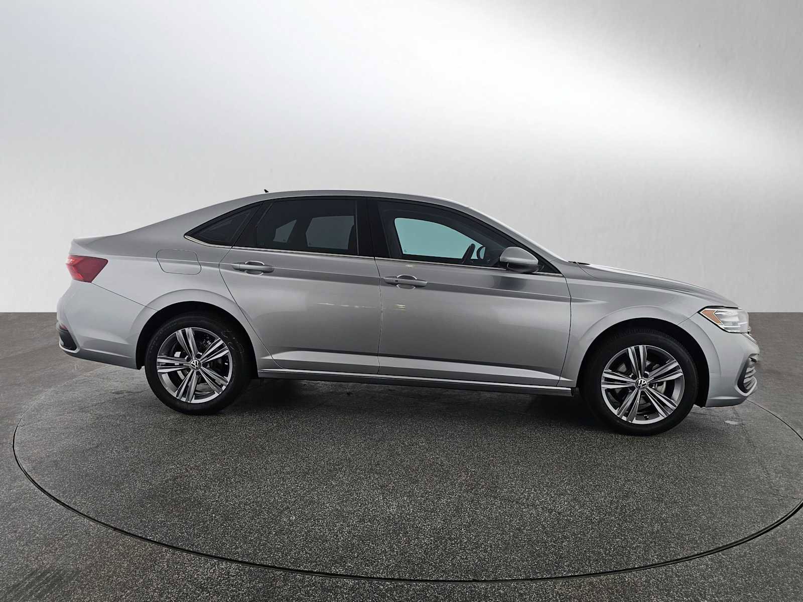 Used 2022 Volkswagen Jetta SE image 2