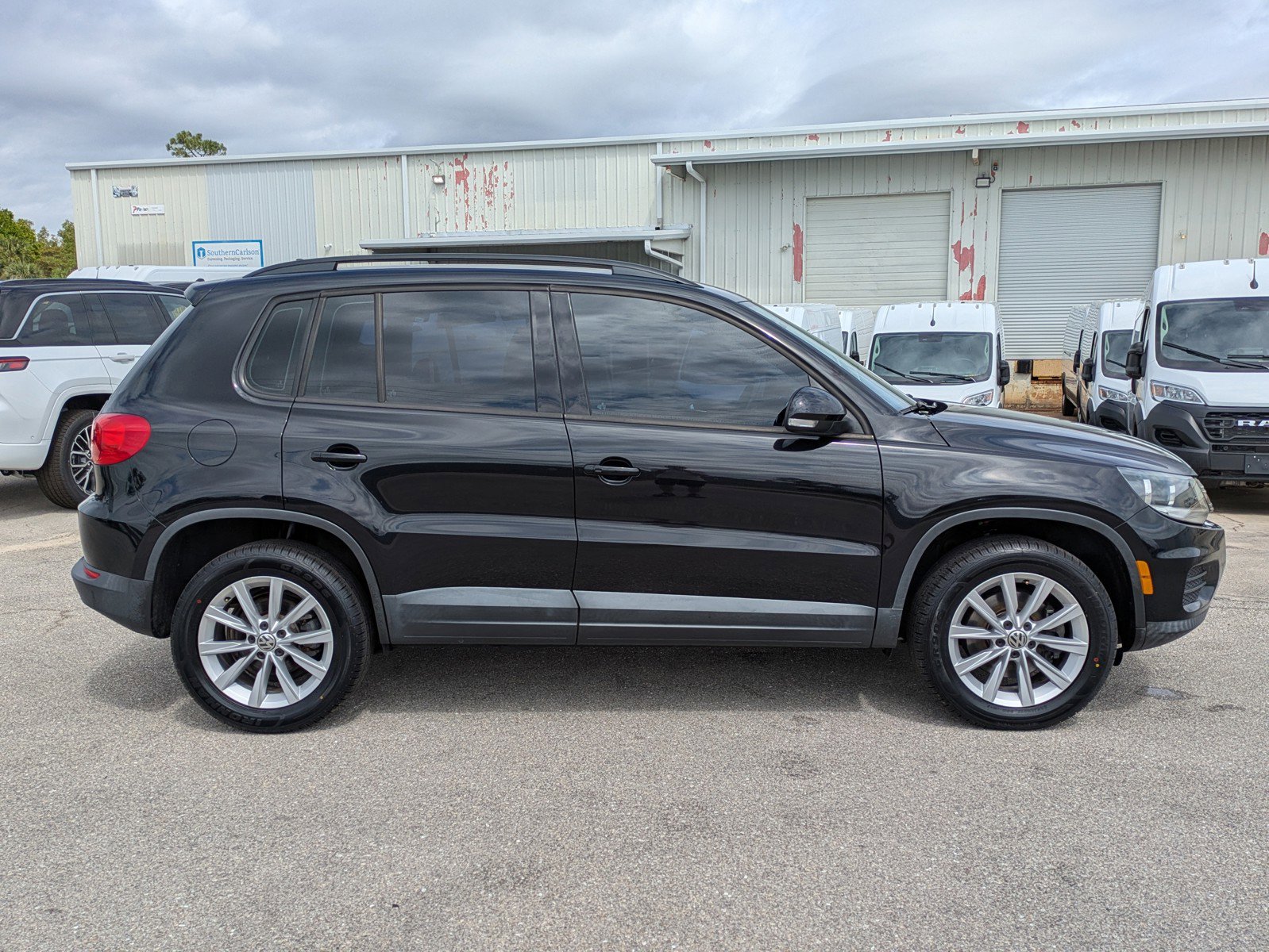Used 2017 Volkswagen Tiguan S image 3