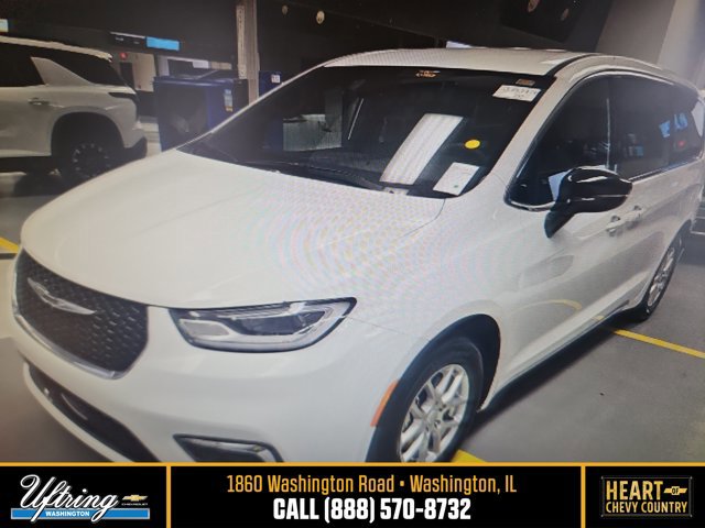Used 2025 Chrysler Pacifica Select