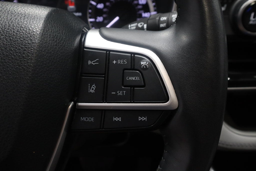 Used 2023 Toyota Highlander XLE AWD/4WD image 30