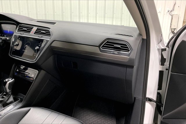 Used 2024 Volkswagen Tiguan SE w/ Panoramic Sunroof Package FWD image 16