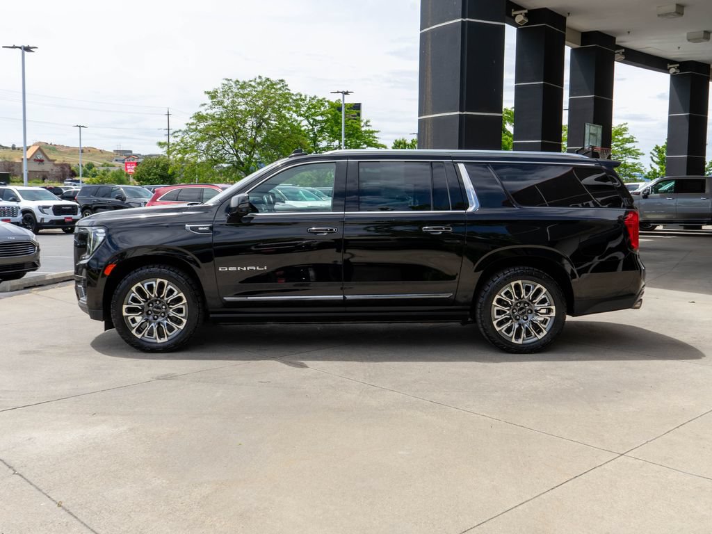 Used 2023 GMC Yukon XL Denali Ultimate AWD/4WD image 4