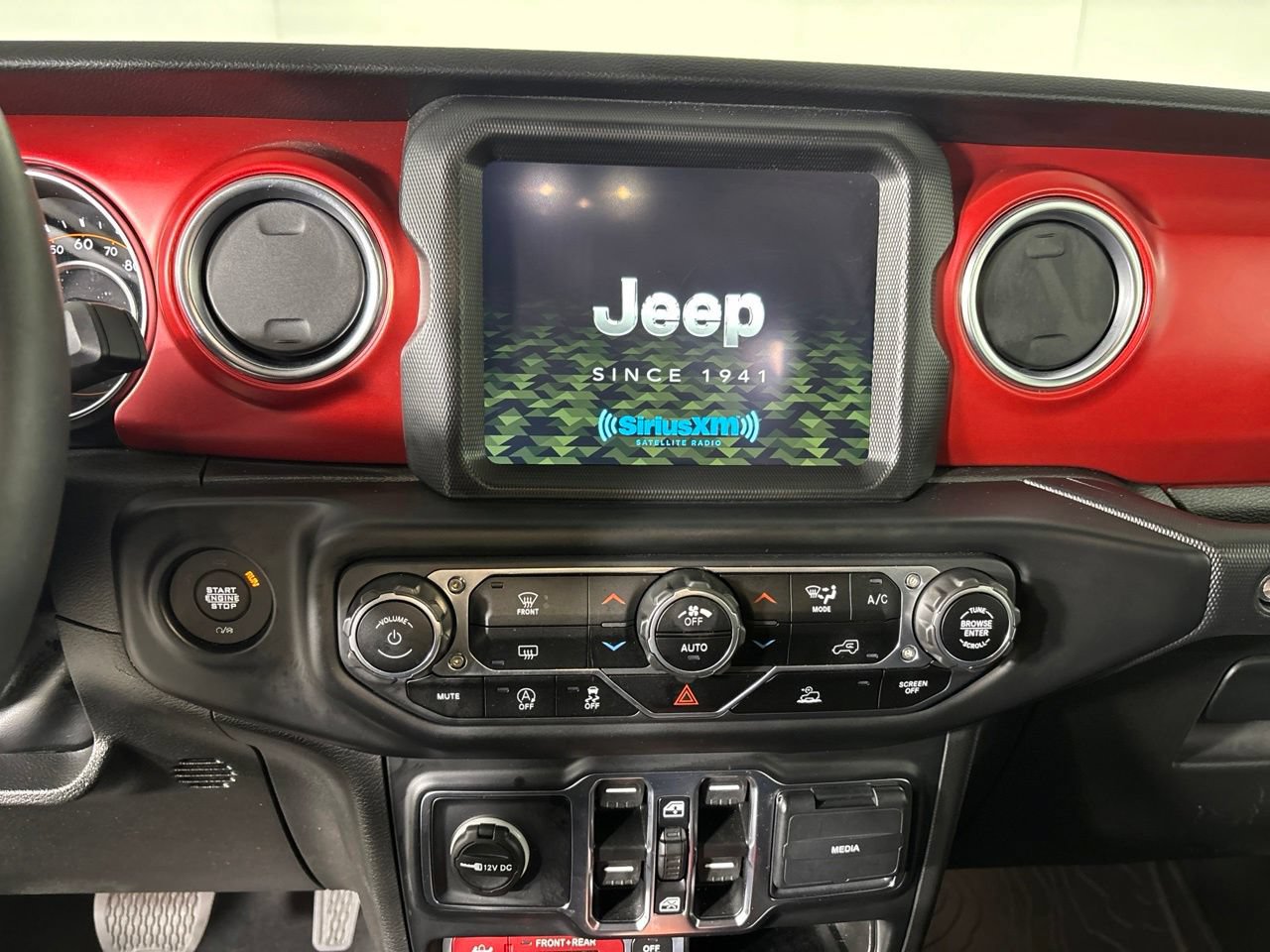 Used 2023 Jeep Gladiator Rubicon w/ Trailer Tow Package AWD/4WD image 17