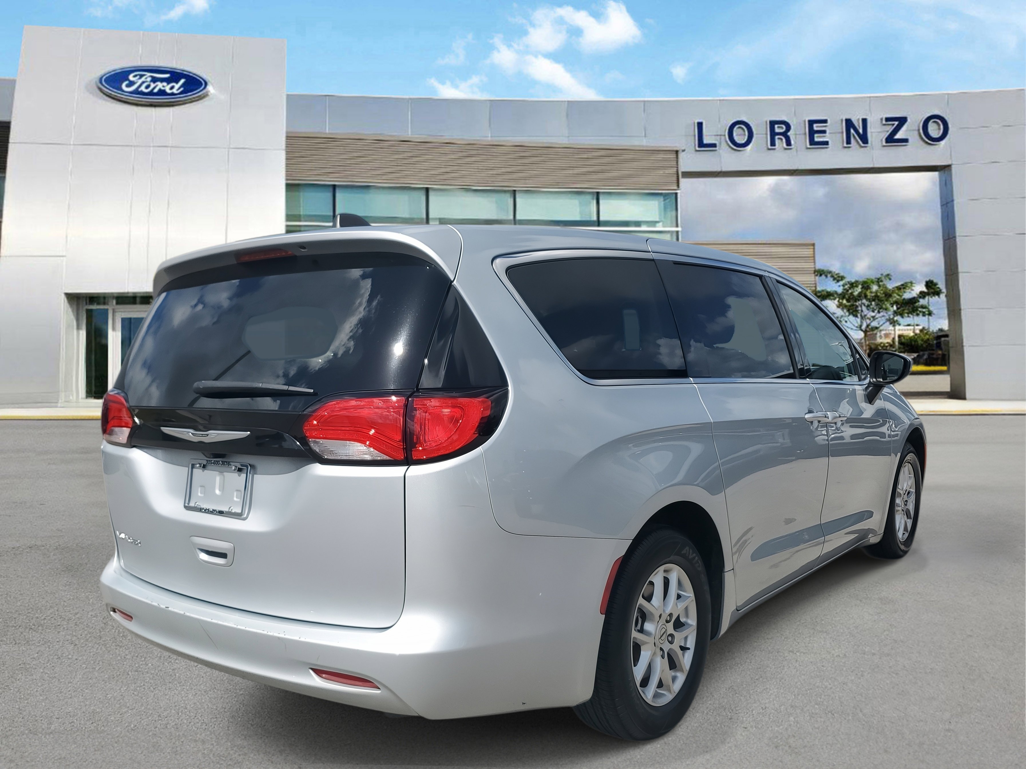 Used 2023 Chrysler Voyager LX image 5