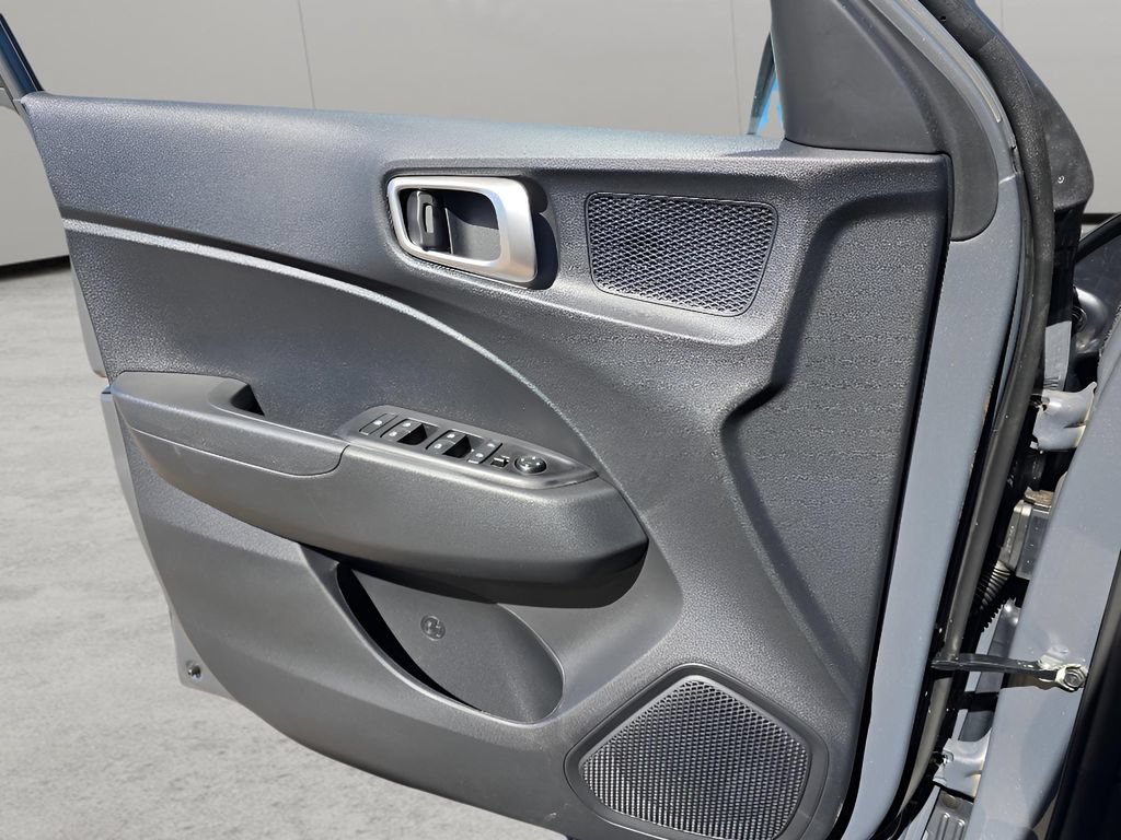 Used 2025 Hyundai Venue SEL FWD image 14