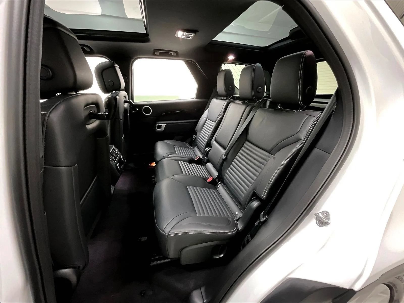 Used 2025 Land Rover Discovery S AWD/4WD image 15