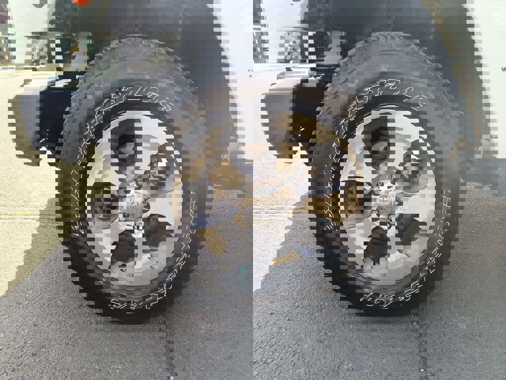 Used 2017 Jeep Wrangler Unlimited Sahara w/ Connectivity Group image 10