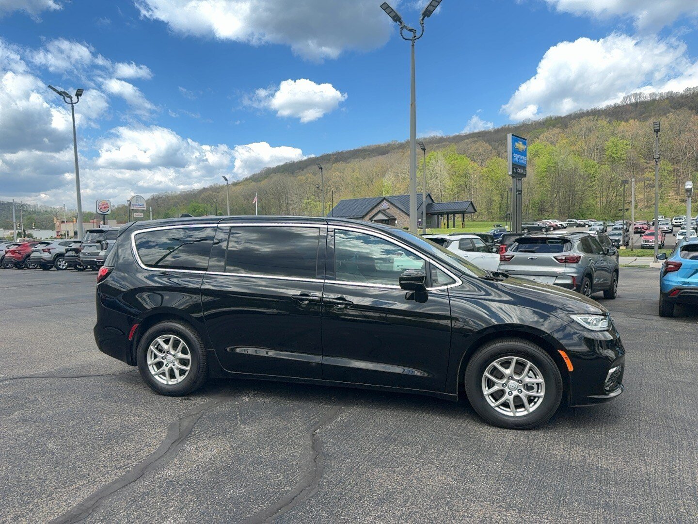 Used 2025 Chrysler Pacifica Select FWD image 3