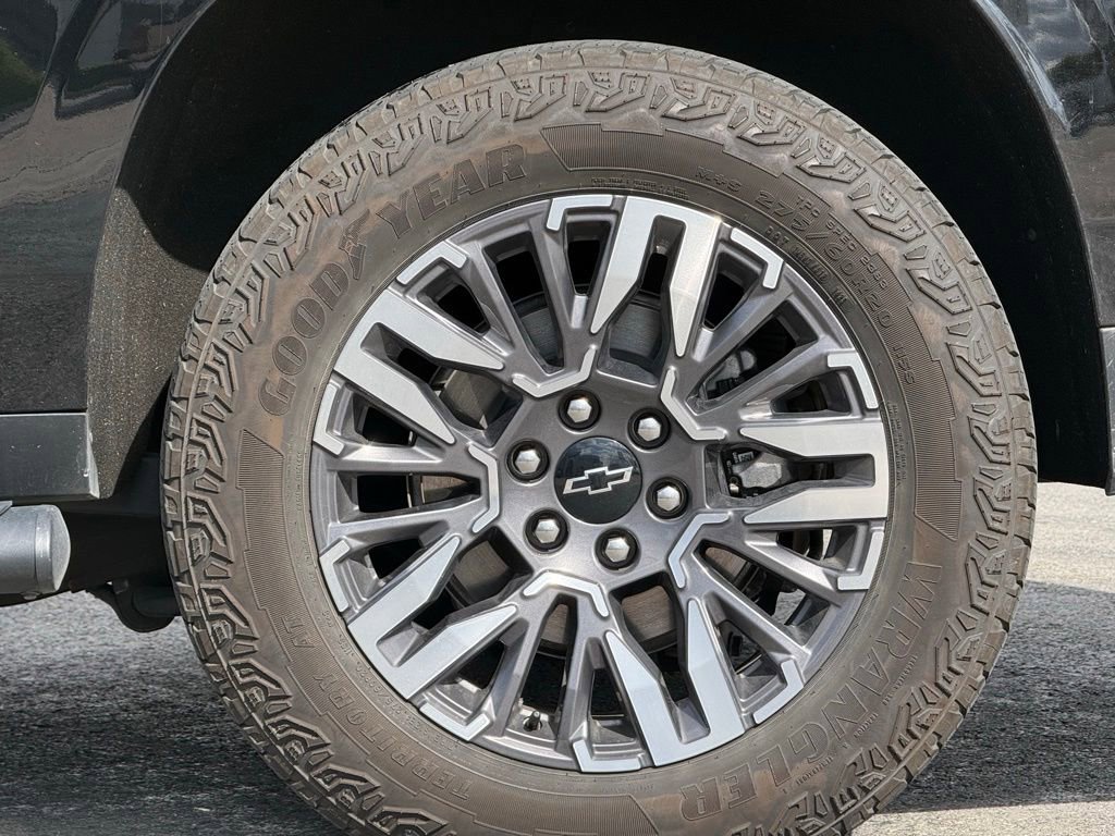 Used 2025 Chevrolet Suburban Z71 AWD/4WD image 3
