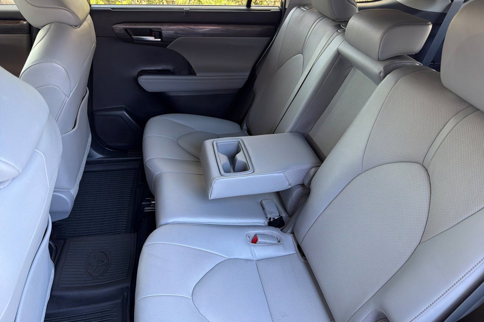 Used 2023 Toyota Highlander Limited image 12