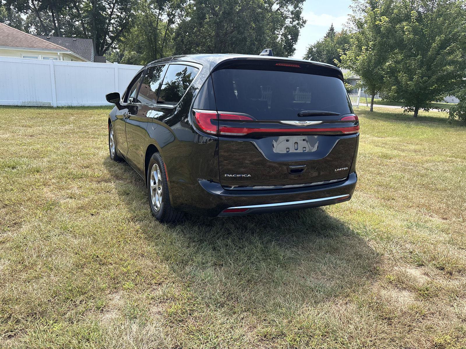 Used 2024 Chrysler Pacifica Limited FWD image 7