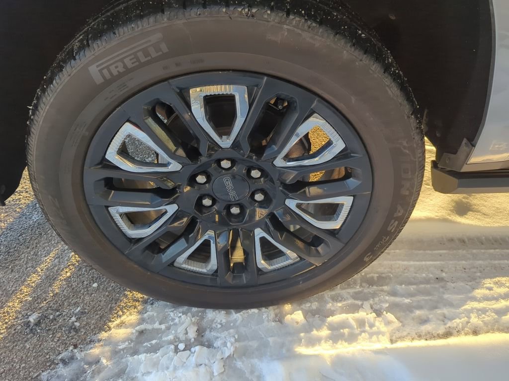 Used 2023 GMC Yukon Denali Ultimate image 9