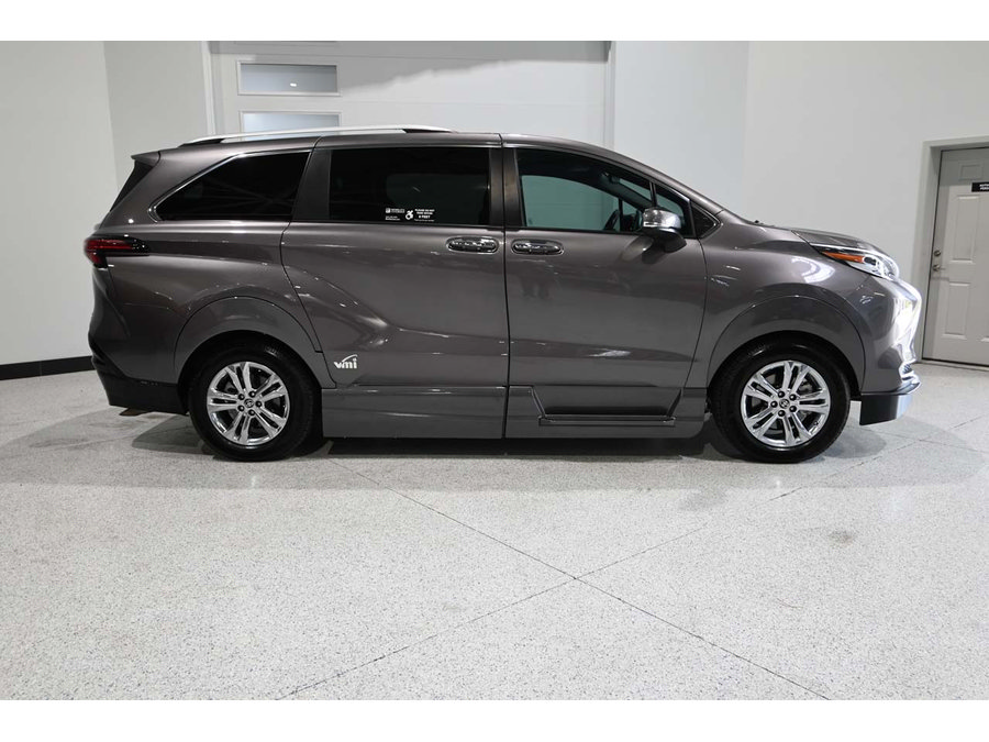 Used 2022 Toyota Sienna Platinum AWD/4WD image 5