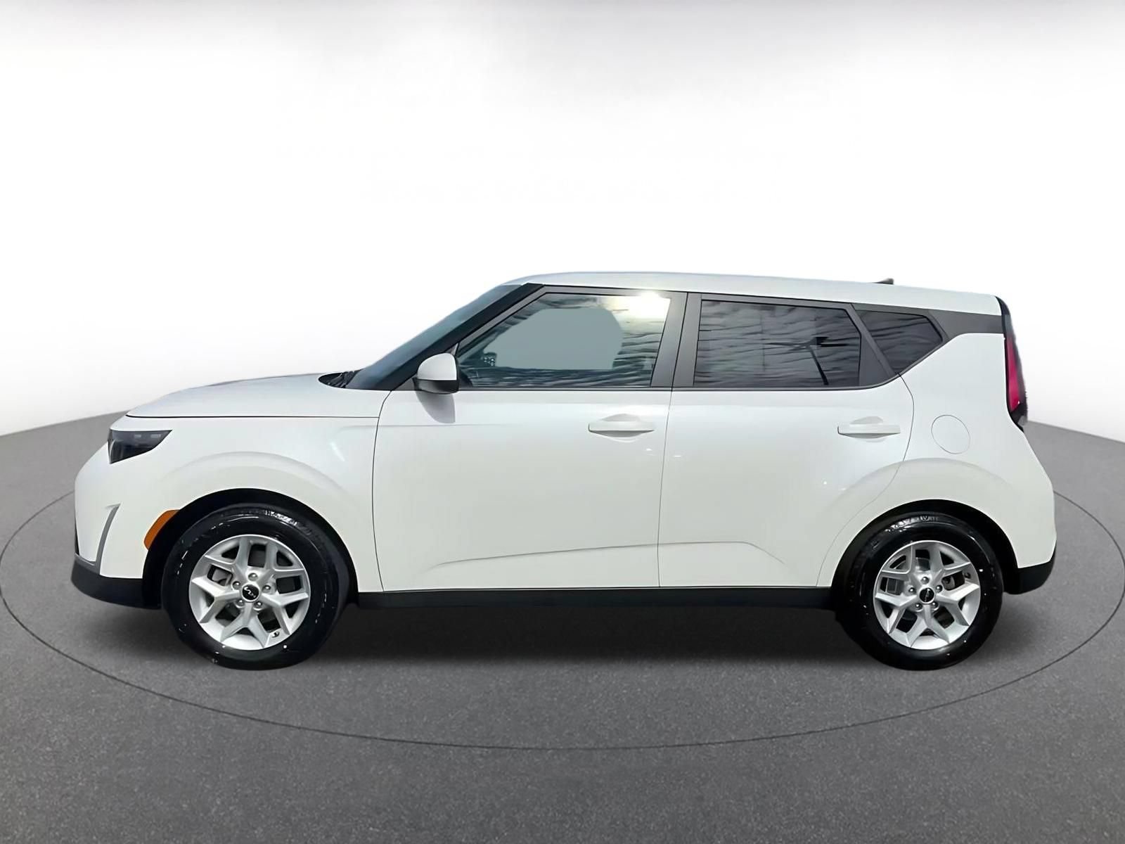 Used 2025 Kia Soul LX w/ LX Technology Package FWD image 8