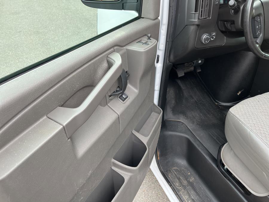 Used 2022 GMC Savana 2500 Extended w/ Enhanced Convenience Package image 9