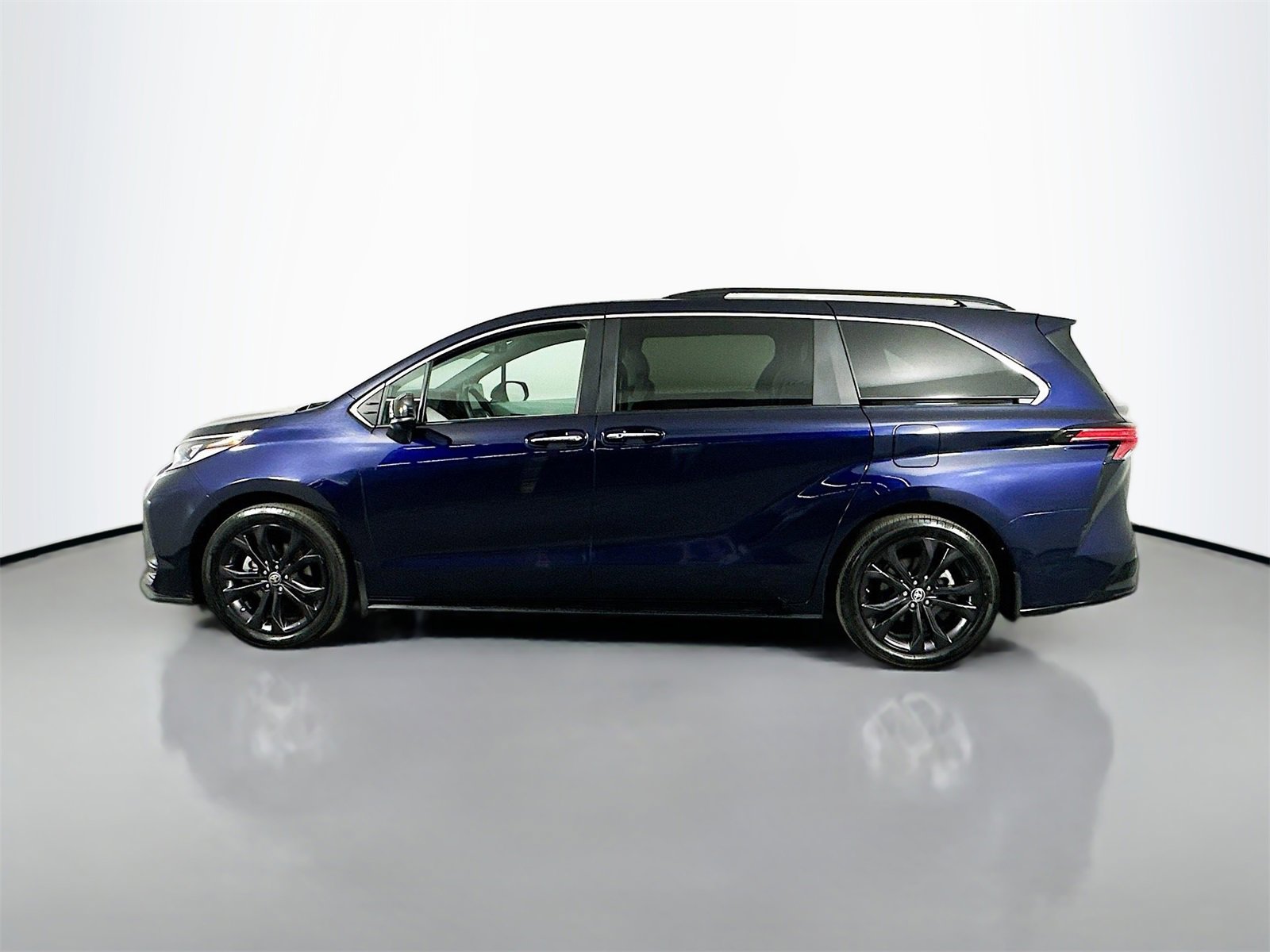Used 2022 Toyota Sienna XSE image 4